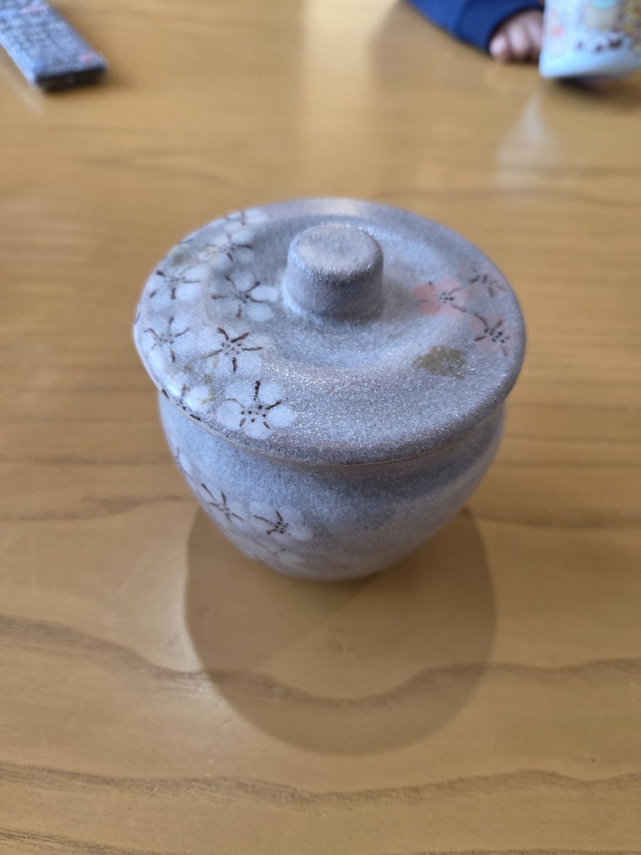 Mujyo_Nippon's tweet photo. 前に買った陶器の甕。
何を入れるにも勿体なくて未使用。

なにを入れたらいいか誰か教えてくれ。 https://t.co/viCWP2XcEa