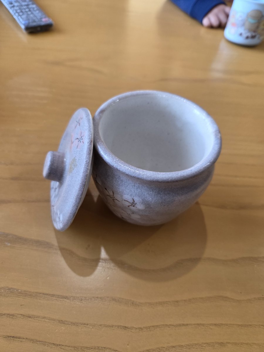 Mujyo_Nippon's tweet photo. 前に買った陶器の甕。
何を入れるにも勿体なくて未使用。

なにを入れたらいいか誰か教えてくれ。 https://t.co/viCWP2XcEa
