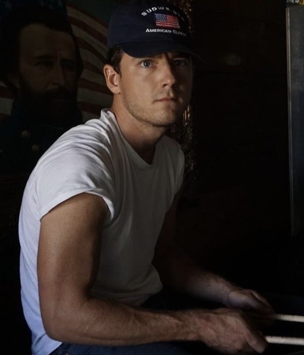 pullmanpilled's tweet image. he’s right here ♥️