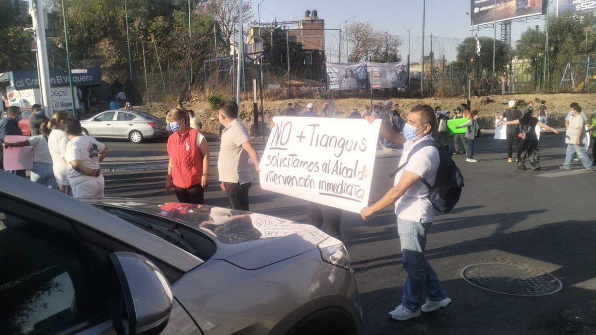 #ALERTA Cerrada la glorieta de Vasco de Quiroga en #SantaFe en la <a href="/AlcaldiaAO/">Alcaldía Álvaro Obregón</a>. "NO MÁS COMERCIO INFORMAL, NO MÁS TIANGUIS" piden los vecinos Alcalde <a href="/LopezCasarinJ/">Javier López Casarín 💥🚀</a>.   ¿Cuándo se va a detener la iztapalización de la Ciudad de México? #LasAguilas #LasAguilasYsusAlrededores