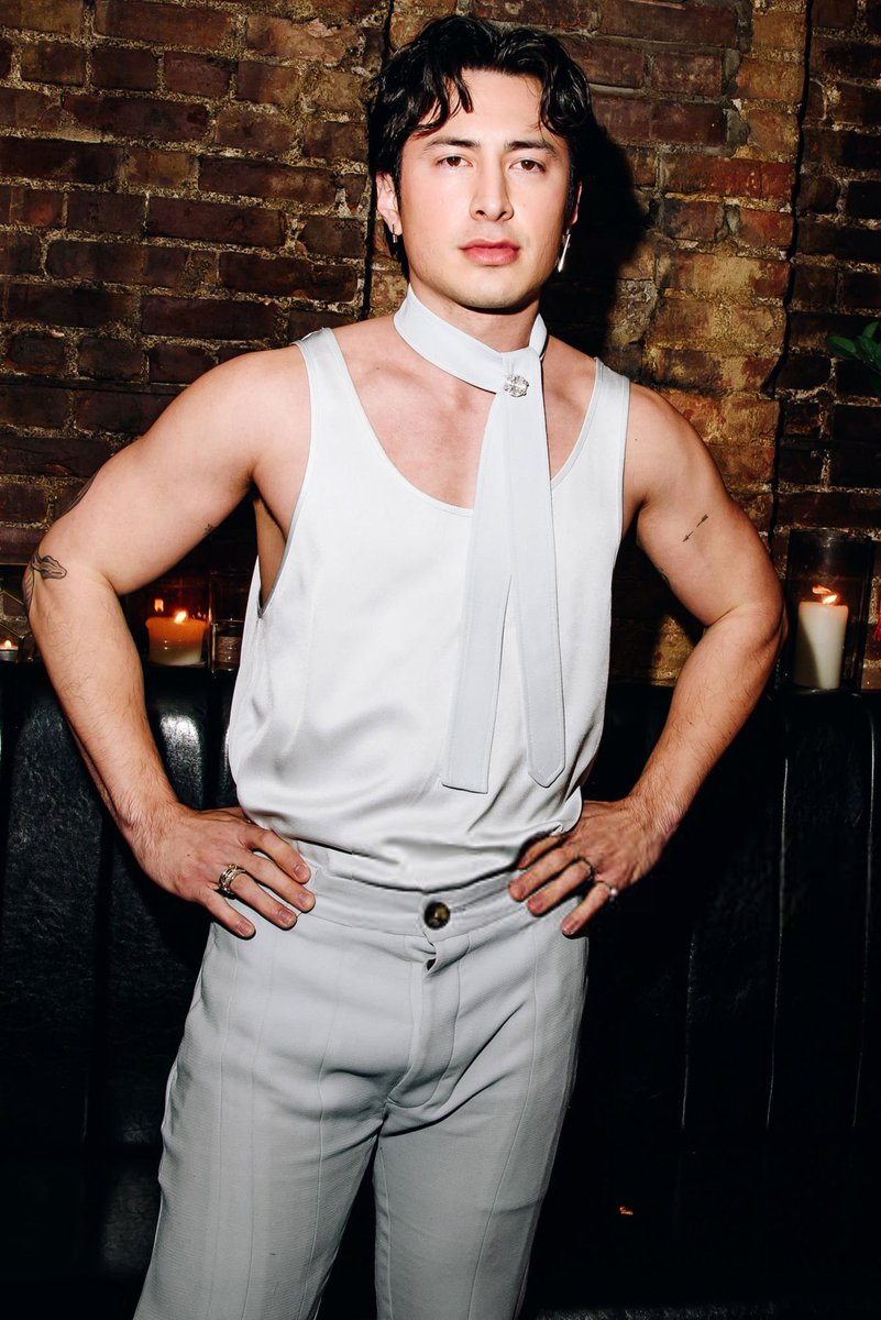 O anúncio de Hudson Williams na próxima série YAGA, da Crave, impulsionou as vendas do livro de Kat Sandlers, que agora está esgotado na Amazon! 🩵