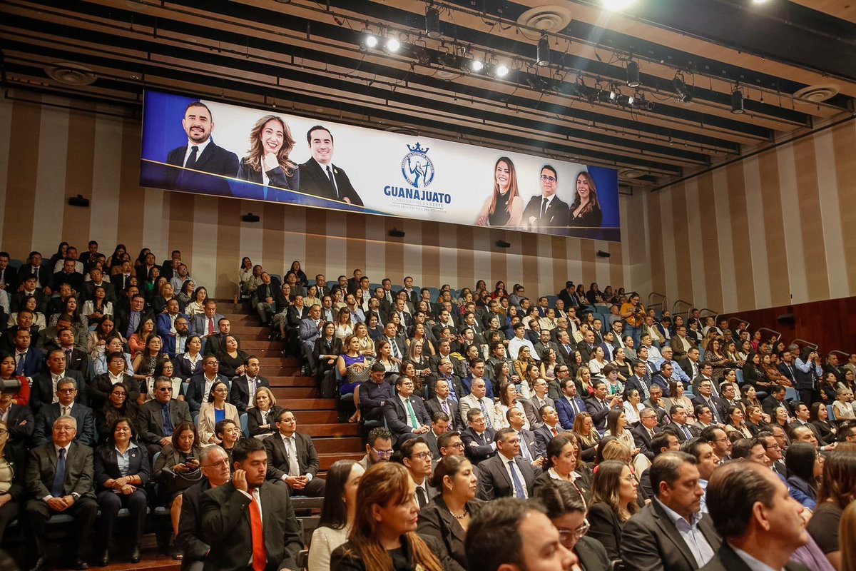 Sigamos poniendo el derecho al servicio de nuestra gente. 👥 Hoy entregamos certificaciones a más de 200 integrantes de las áreas jurídicas del <a href="/gobgente/">Gobierno de la Gente</a>, mujeres y hombres que fortalecen su formación para dar un servicio público más profesional, actualizado y cercano. 📄

Detrás