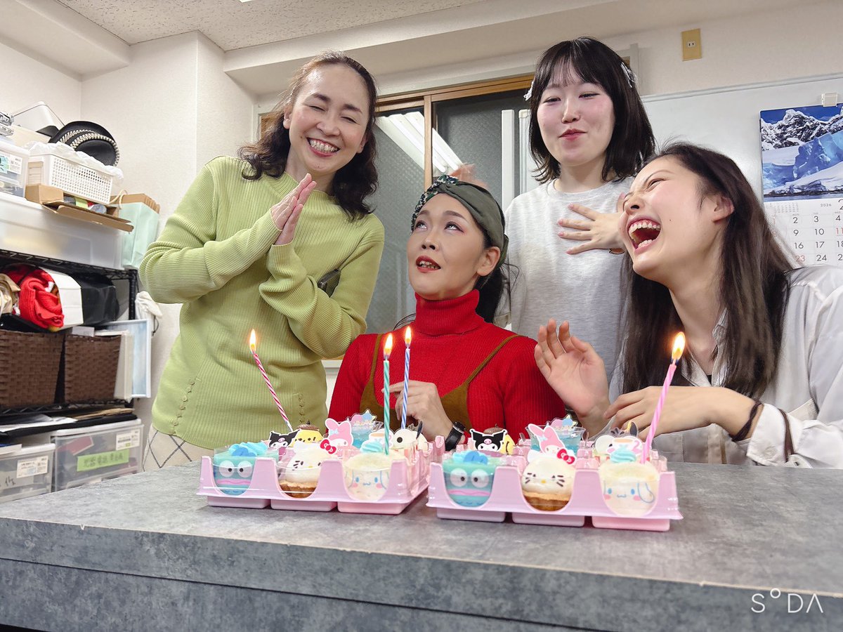 actage_play's tweet photo. #演劇企画アクタージュ
『🦆かも、かも、あなたかも。2026😊』
先日、2月誕生日組と一緒にアトリエでお祝いしました
４人…多🤣

劇場残席状況2月19日版🗓️です。
土日公演回が厳しくなってきました。予約はお早めに🫡
初日はまだ余裕ありますよ～💕

2/26（木）19:30～🌟←余裕あり‼️
2/27（金）15:00～⭕←おススメ！
2/27（金）19:30～⚠️←残席少な目
2/28（土）14:00～⚠️←残席少な目
2/28（土）18:00～⚠️←残席少な目
3/1（日） 14:00～❎完売🙏
※千秋楽はキャンセル待ち。

チケットはこちらから
https://t.co/d5H3kuZkEF

#かもかも2026