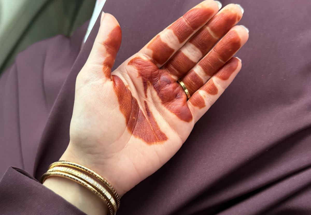 ليسَ حُسنُ الخِضابِ زَيْنَ كفِّي
حُسنُ كفِّي زَيْنٌ لِكُلِّ خِضابِ