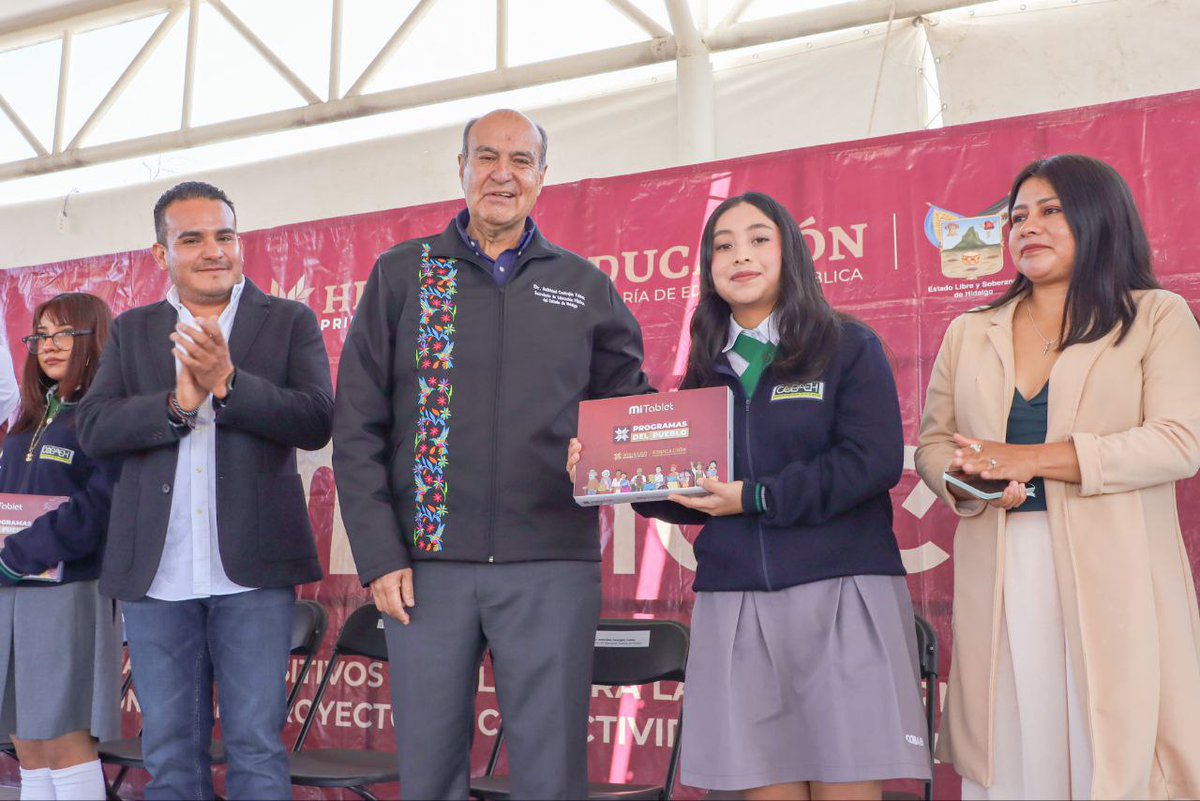 SEPHidalgo's tweet photo. El secretario de Educación Pública de Hidalgo, @natycastrejonv , encabezó la entrega de 2 mil 925 tabletas electrónicas del Programa de Transformación Educativa #MiTablet, en beneficio de estudiantes del @COBAEH_HGO en los municipios de Tepeapulco, Tolcayuca, Ixmiquilpan, Huejutla, Tianguistengo y Tlanchinol.
Durante las entregas realizadas en Tolcayuca e Ixmiquilpan, destacó que esta acción forma parte de la estrategia del gobernador @juliomenchaca_ para fortalecer la educación pública con herramientas digitales, impulsar el aprendizaje innovador y generar mejores oportunidades para las y los jóvenes, contribuyendo también a mejorar la permanencia escolar en el nivel medio superior.
#EducaciónEsTransformación #NatyCastrejón