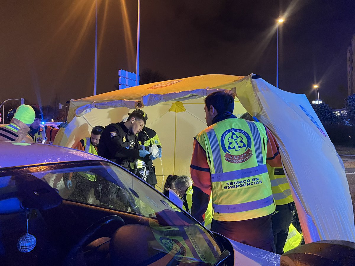 EmergenciasMad's tweet image. #Atropello grave en #Usera.

Un coche ha arrastrado a un motorista varias decenas de metros, lo que le ha provocado un traumatismo craneal. 

@SAMUR_PC le ha estabilizado y trasladado grave al 12 de Octubre. 

Investiga @policiademadrid.

Colaboran @BomberosMad. 

📍Avd. Perla.