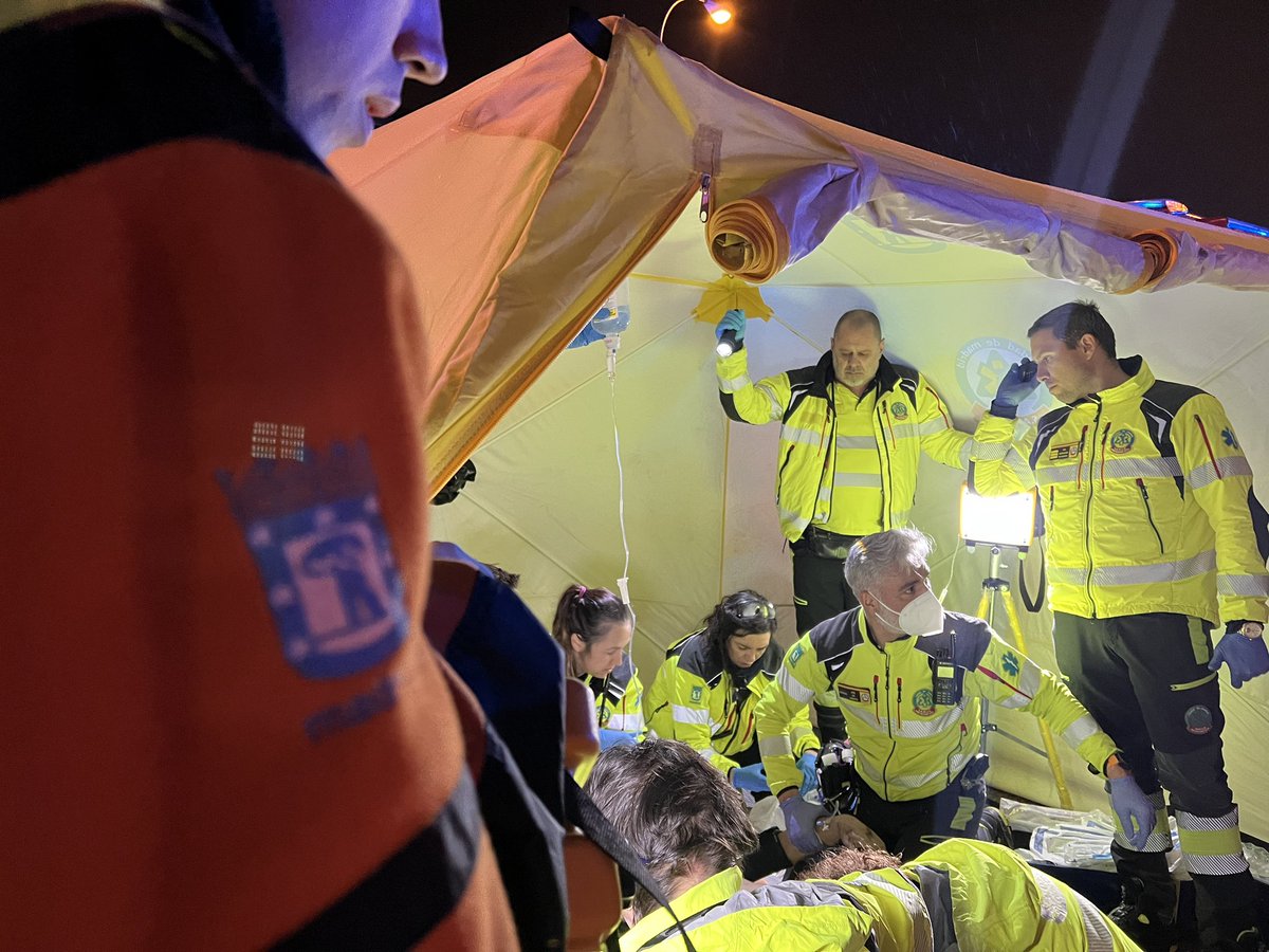 EmergenciasMad's tweet image. #Atropello grave en #Usera.

Un coche ha arrastrado a un motorista varias decenas de metros, lo que le ha provocado un traumatismo craneal. 

@SAMUR_PC le ha estabilizado y trasladado grave al 12 de Octubre. 

Investiga @policiademadrid.

Colaboran @BomberosMad. 

📍Avd. Perla.