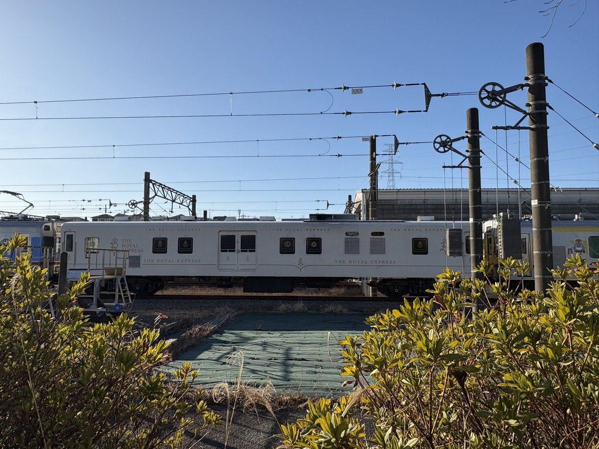 nick34r's tweet photo. 東急マニ50 2186 ロイヤルエクスプレス用 旧ゆうマニ 今朝の状況 入替していて屋根上撮影しやすい所へ 2026.2.19 長津田検車区 https://t.co/8edAN8UXqh