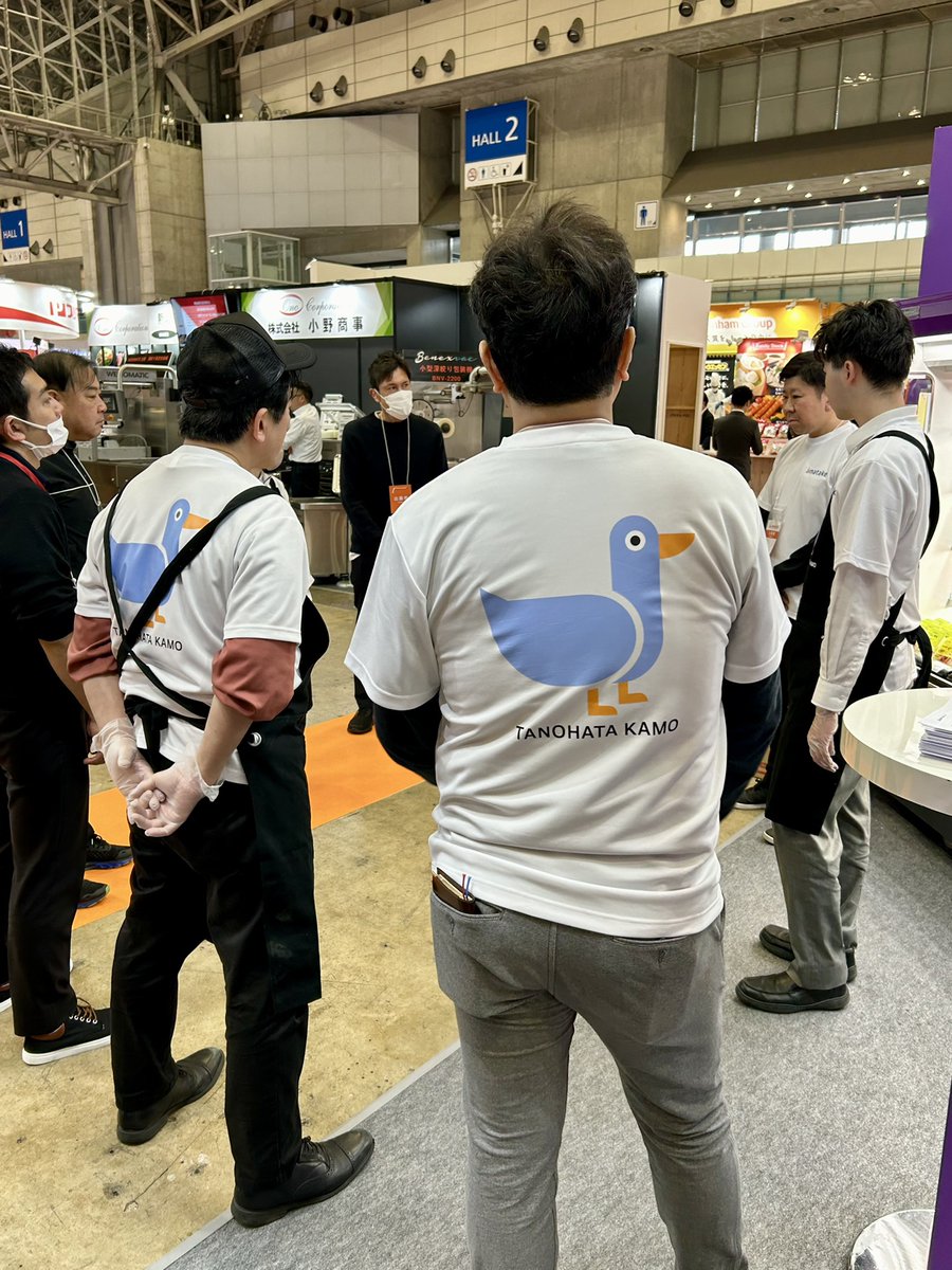 amatakeofficial's tweet photo. こんにちは🐔

『スーパーマーケット・トレードショー2026』
2日目、始まりました！🌟

「たのかも」Tシャツ🦆を着て、
本日も元気にお迎えいたします✨

見かけたらぜひお声がけください😊

📍幕張メッセ：ホール2「2-503」 https://t.co/WdoF5e6nhw