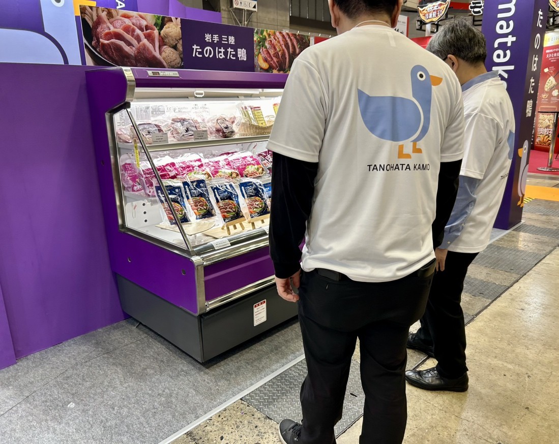 amatakeofficial's tweet photo. こんにちは🐔

『スーパーマーケット・トレードショー2026』
2日目、始まりました！🌟

「たのかも」Tシャツ🦆を着て、
本日も元気にお迎えいたします✨

見かけたらぜひお声がけください😊

📍幕張メッセ：ホール2「2-503」 https://t.co/WdoF5e6nhw