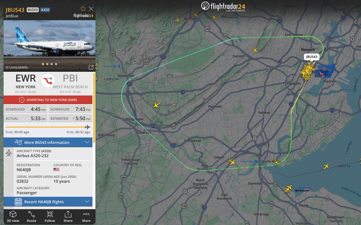 flightradar24's tweet image. Traffic is suspended at Newark after JetBlue flight #B6543 returned to the airport with a technical issue. Passengers and crew vacated the aircraft on a taxiway. flightradar24.com/JBU543/3e64ce72