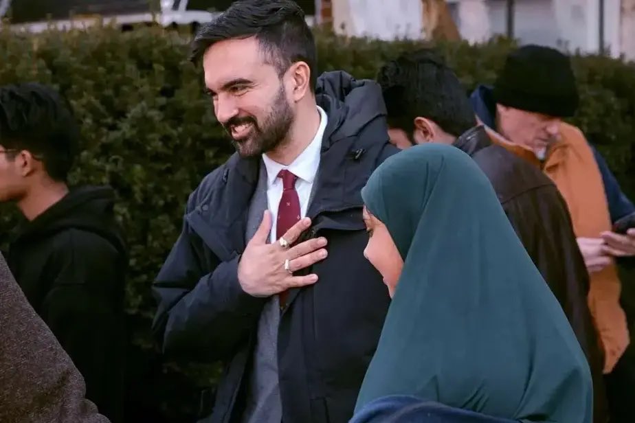 nborhanfard's tweet image. نیویورکی های عزیز تبریک میگم شما دارید بااصل اسلام شیعه آشنا میشید . اونا اول به شما وعده اتوبوس مجانی مالیات کمتر و حتی اب و برق مجانی میدن و شما خر میشید و بهشون  رای میدین و بعد کم کم در زندگی خصوصی تون دخالت میکنن از جمله اینکه سگ حرامه یا مثلا چون ما روزه هستیم جلو ما غذا