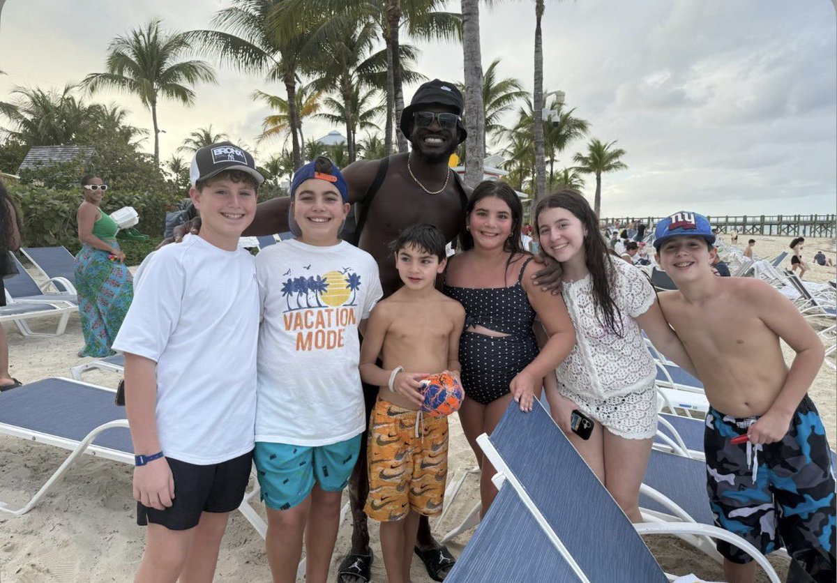MSchwartzTV's tweet photo. My little cousin texts me: โWe just met a Bills player in the Bahamasโฆโ
#TreDay #BillsMafia https://t.co/qe5lxWHncK