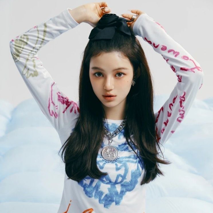 ADOR ตัดสินว่าจะเป็นเรื่องยากสำหรับแดเนียลที่จะอยู่ด้วยกันในฐานะสมาชิก NewJeans และเจตนาที่จะยกเลิกสัญญาพิเศษของเธอ ADOR ฟ้องร้องแดเนียลฐานดำเนินกิจกรรมอิสระและพยายามเซ็นสัญญาโดยไม่ได้รับการอนุมัติจากต้นสังกัด

ต่อมามีการเปิดเผยว่า ADOR ไม่มีหลักฐานว่าแดเนียลพยายามเซ็นสัญญาใดๆ