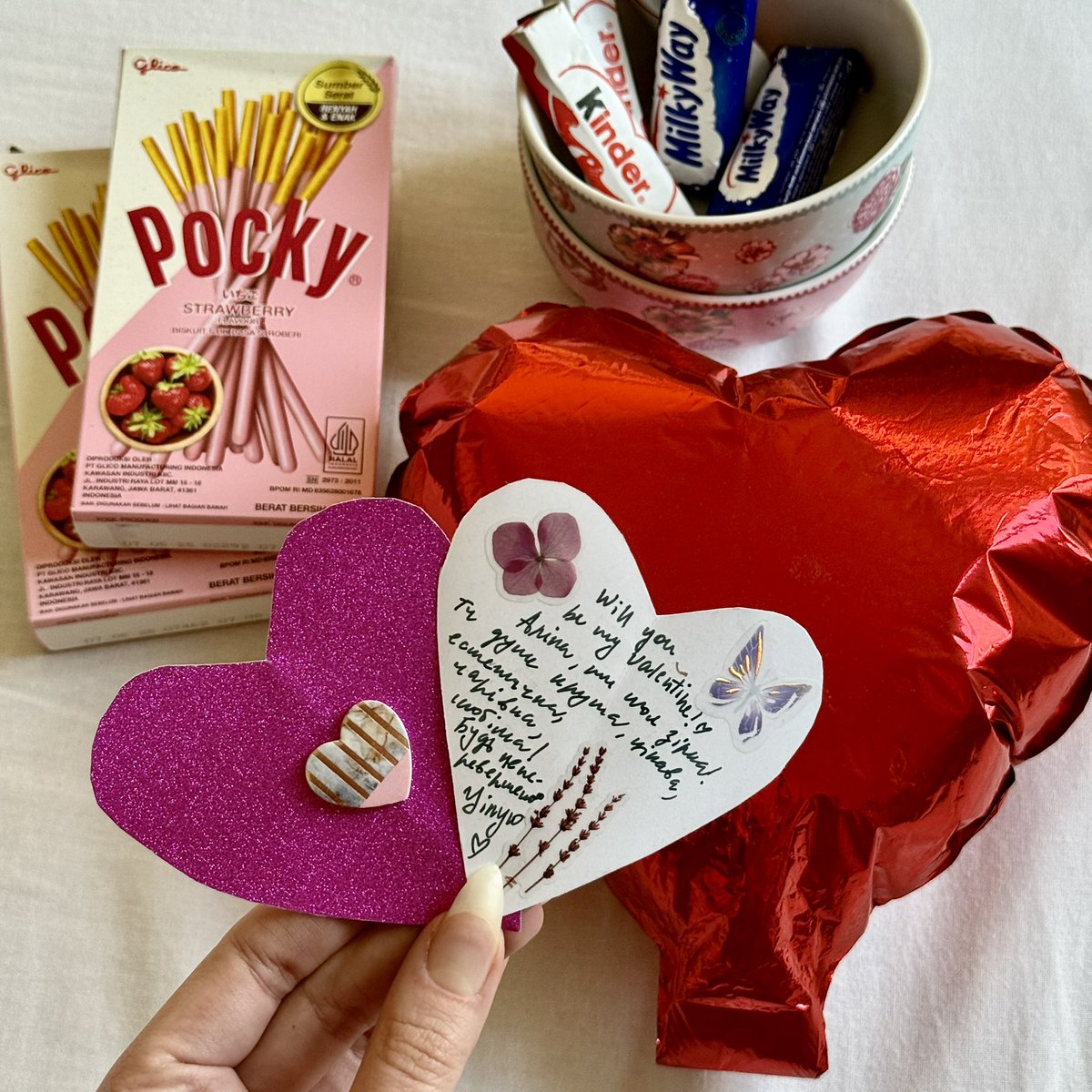 офіціант подарував кульку-сердечко з закладу, подруга подарувала квіточку, солодке і саморобні валентинки це зробило тоді мій день 😭♥️