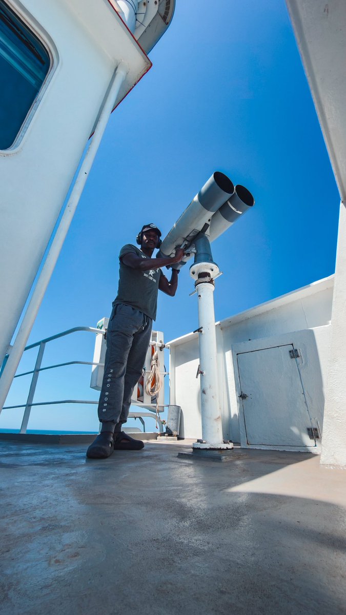 En mission pour Greenpeace : une partie du travail, c’est aussi d’utiliser les jumelles pour anticiper les photos que je vais prendre.

#photographie