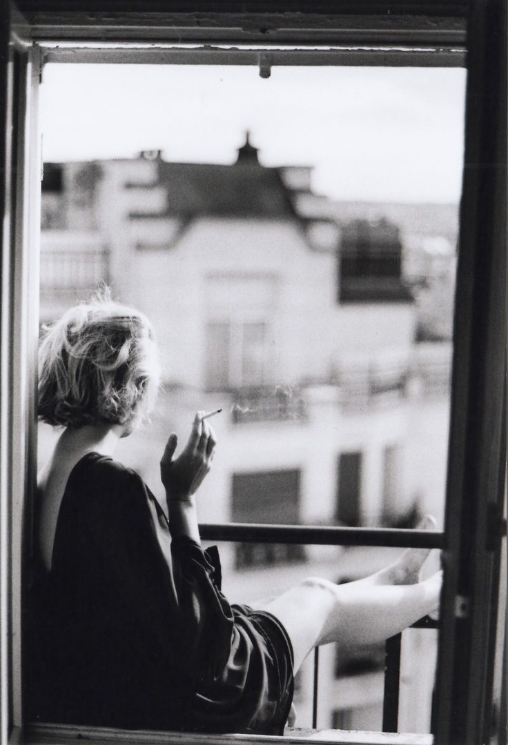 المرأة..
التي يسكنها الصمت
وتسكن..
في محراب الحقيقة.
​هي نص..
عجز العابرون
عن..
فك شفرات كبريائه.

​بالمختصر:
«جمالها في غموضها.. وقوتها في استغنائها»

​✒ سآمو
#قيثارة_النيل