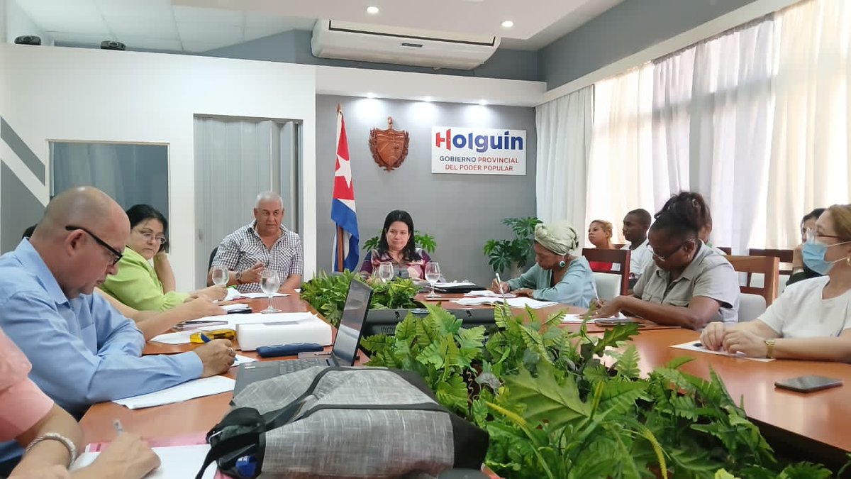 Bajo la conducción de <a href="/ManolihaHolguin/">Manuel F Hernández Aguilera</a> Gobernador de #Holguín y <a href="/YuniaPrez/">Yunia Pérez Hernández</a> Vicegobernadora participamos en la Reunión de Programas Sociales,momento de intercambio para la atención a nuestro pueblo.
#QueNadieSeQuedeAtrás 
#HolguínSí