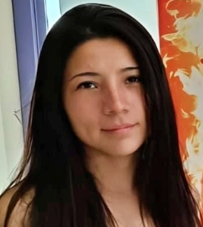 Selena Echenique tiene 26 años, desapareció el 17/2/26 en Alto Los Cardales, partido de Campana, provincia de Buenos Aires. Es  delgada, vestía una remera a rayas blancas y negras. Presenta dificultad para caminar. Por favor compartir y avisar al☎️ 911

#Campana #BuenosAires