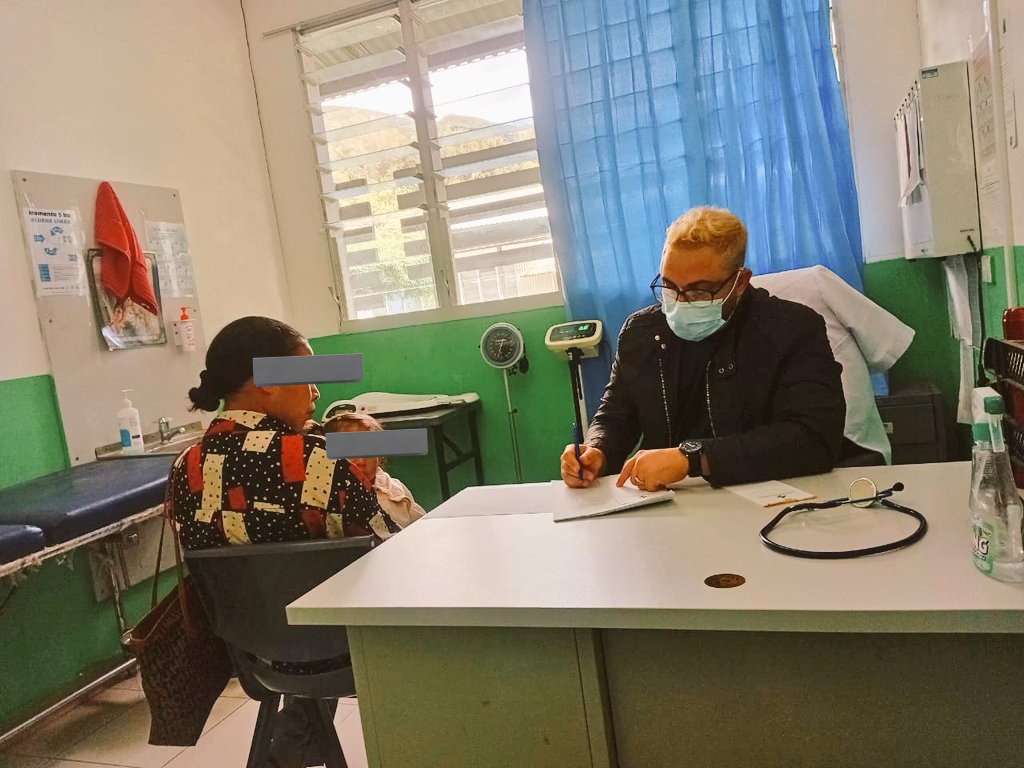 Dr. Wilmer Téllez Fernández Esp en Medicina General Integral de la #BMCMaubisse 🇨🇺🤝🇹🇱, desarrolla una valiosa labor en la consulta externa de Pediatría, brindando atención integral y seguimiento a los niños y sus familias. 👶🩺
#CubaCoopera 
#CubaPorLaVida
