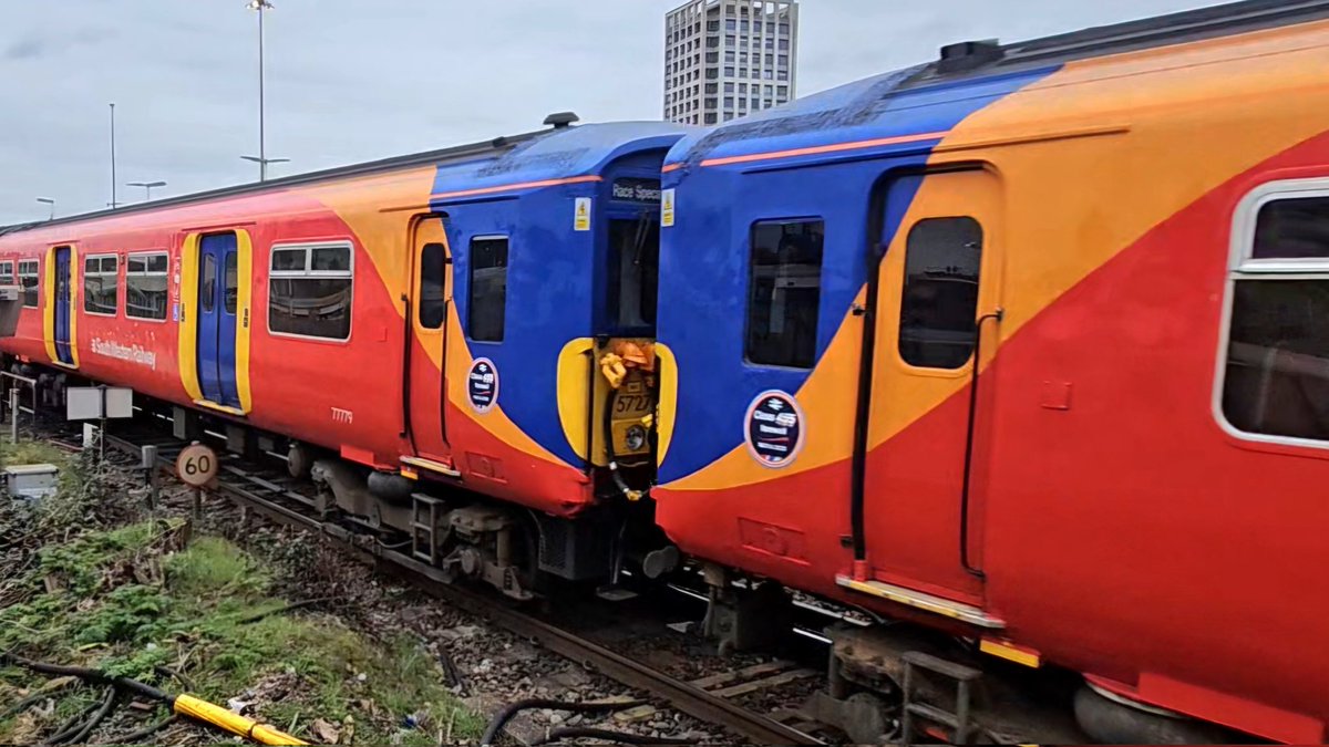 Harrod15S's tweet image. Well this was a very pleased and unexpected surprise at Clapham Junction this morning 18/02/26
South Western #class455 pair 455727 &amp;amp; 455717 out working
#trains #ClaphamJunction #London