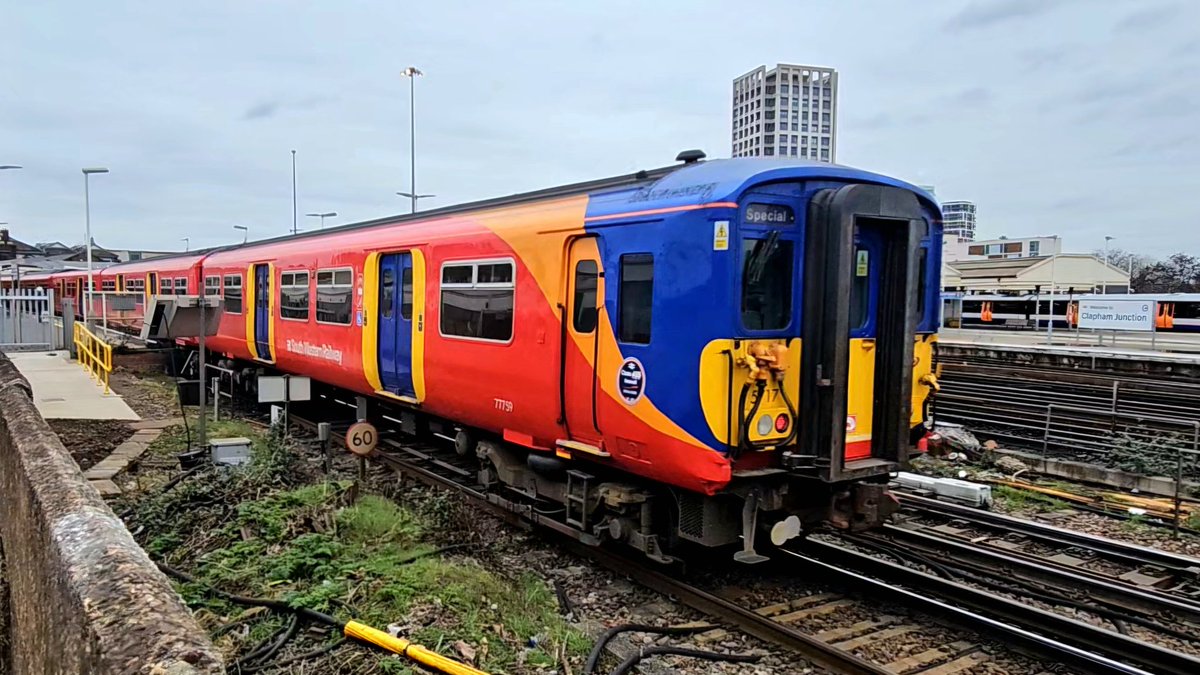 Harrod15S's tweet image. Well this was a very pleased and unexpected surprise at Clapham Junction this morning 18/02/26
South Western #class455 pair 455727 &amp;amp; 455717 out working
#trains #ClaphamJunction #London
