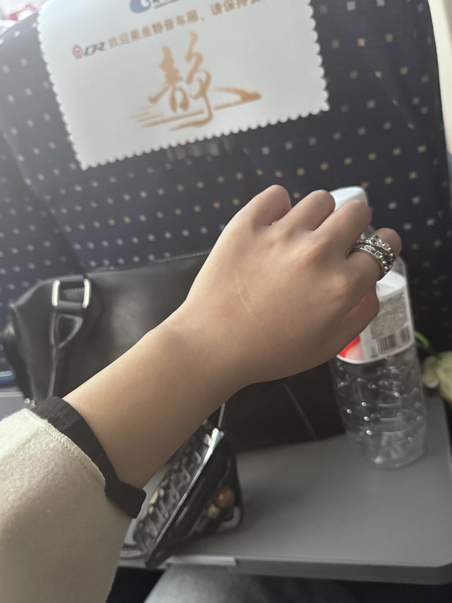 fromurlips's tweet photo. 为什么留给我最后的礼物是淤青 https://t.co/yYsO0A2m2G