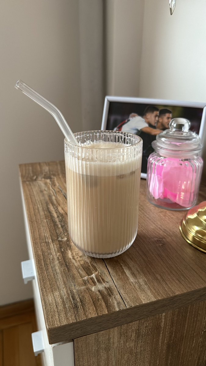 Idea de merienda: yo te hago este café frío aesthetic súper rico y vos me escuchás quejarme de este gobierno de mierda durante tres horas ininterrumpidas