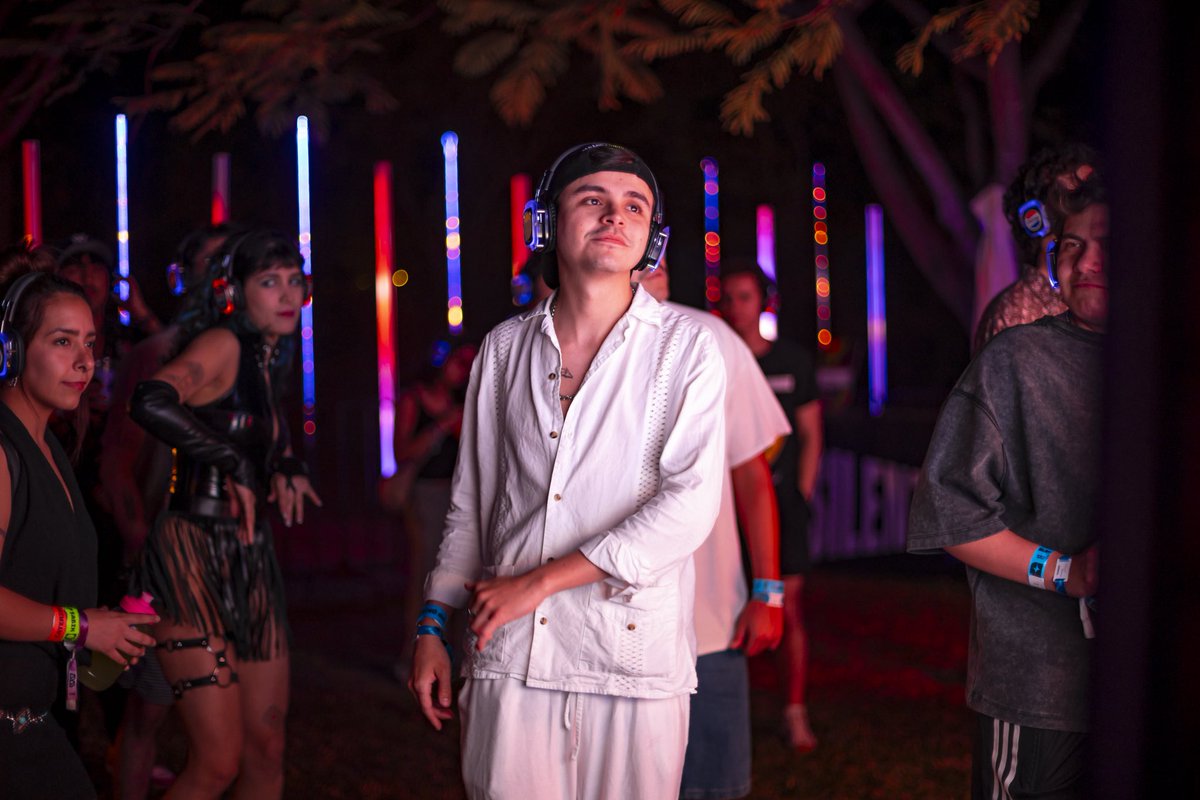 Bahidora's tweet photo. Dos noches bailando en silencio ✨ Audífonos, luces de colores, y la energía única de la Silent Party @PepsiMEX. ¡Gracias por hacerla inolvidable! 💫 https://t.co/SuZPCnOdDk