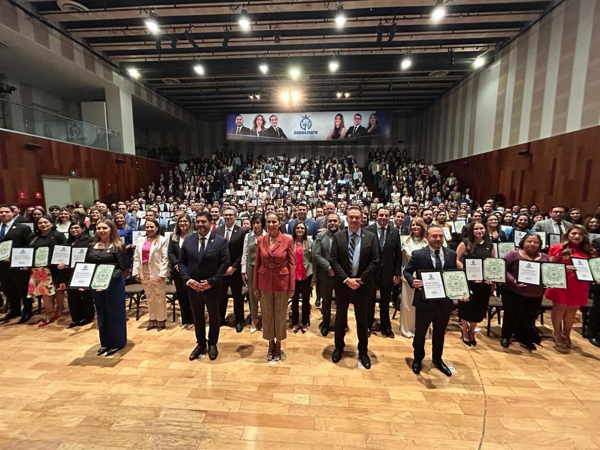 UVEGonline's tweet photo. Te comparto en copy del evento de la Gober: Acompañamos a la gobernadora @LibiaDennise, quien encabezó la 2da Jornada de Capacitaciones y la entrega de reconocimientos al equipo jurídico del Gobierno de la Gente. https://t.co/0uOxkn6DZW