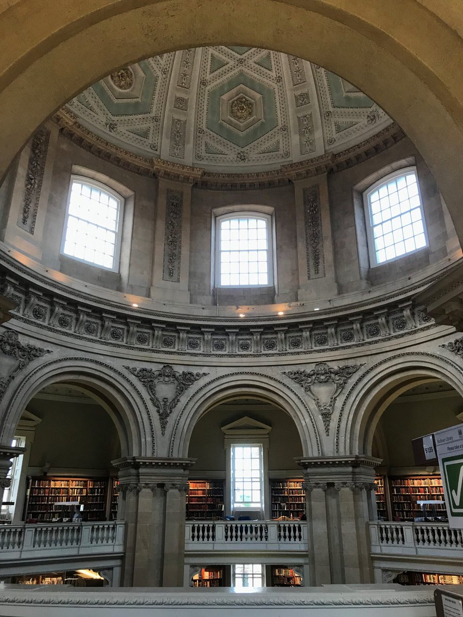 sameoldjayuknow's tweet image. نیاز دارم کتابدار کتابخانه‌ی ردکلیف کمرا در آکسفورد باشم، دور، بی‌خبر، امن، روحی در سفر میان قفسه‌ها.