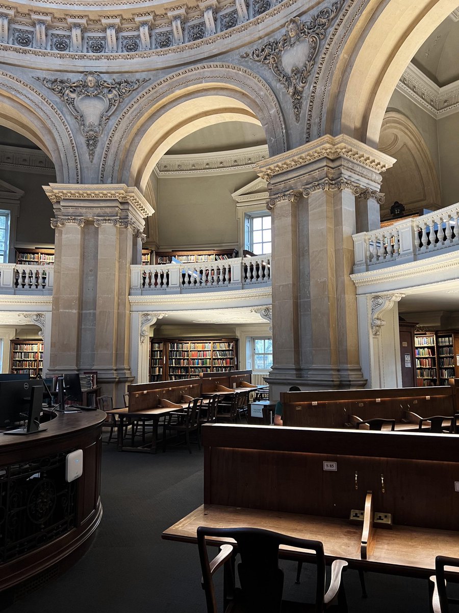 sameoldjayuknow's tweet image. نیاز دارم کتابدار کتابخانه‌ی ردکلیف کمرا در آکسفورد باشم، دور، بی‌خبر، امن، روحی در سفر میان قفسه‌ها.