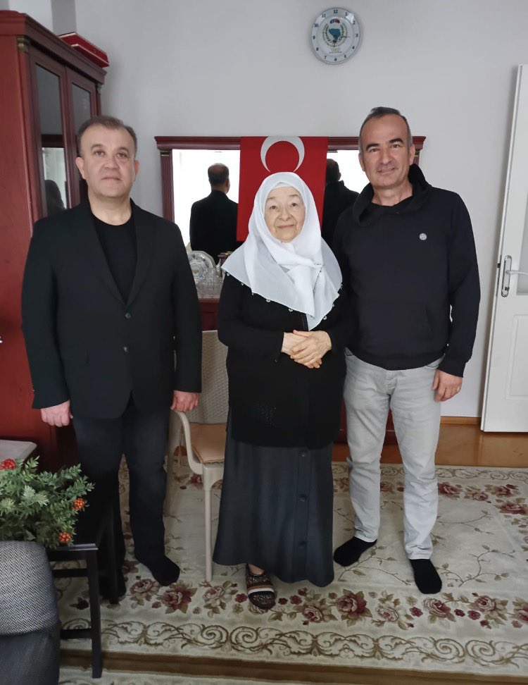 Kahraman Şehidimiz (E) İsth. Alb. Okan ALTINAY 
şehadetinin yıldönümünde Aydın'da ikamet eden devre arkadaşlarımız tarafından kabri başında anılmış,