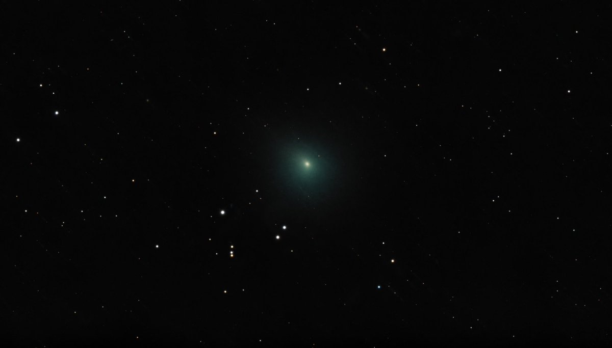 Al fin pude cazar el cometa 24P/Schaumasse .
cometa periódico de la familia de Júpiter, con un periodo orbital de ~8,2 años. Alcanzó su perihelio el 10 de enero de 2025, a una distancia heliocéntrica aproximada de 1,2 UA AstrofotoPlanetariodeMadrid
#cielosESA <a href="/PlanetarioMad/">Planetario de Madrid</a>