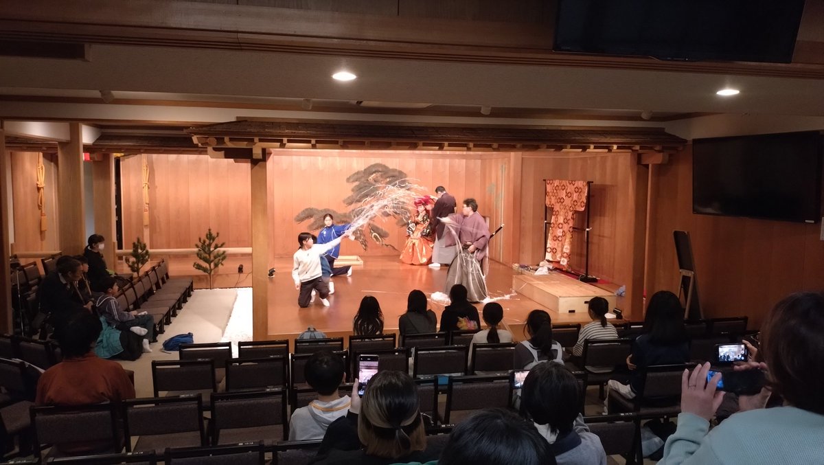 鎌倉こども能、後シテさんが装束をつけてお稽古しました。

それぞれのお役のこどもたちも、自分の動きや謡がバッチリ頭に入りました。

鎌倉こども能発表会は3月20日です！もう一息、頑張りましょう！

#鎌倉こども能
#鎌倉市
#土蜘蛛
#子ども体験
#能楽体験