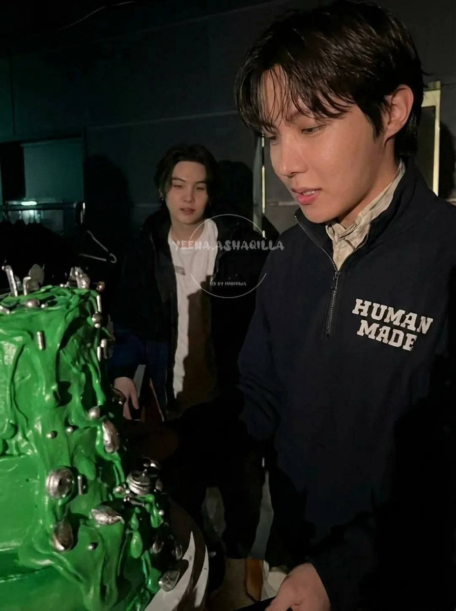 아미 여러분, 좋은 아침이에요! 여러분을 위한 깜짝 선물이 많이 있는데, 먼저 슈가에게 사랑한다고 전해주세요, 윤기야!
I purple 🟣💜 you