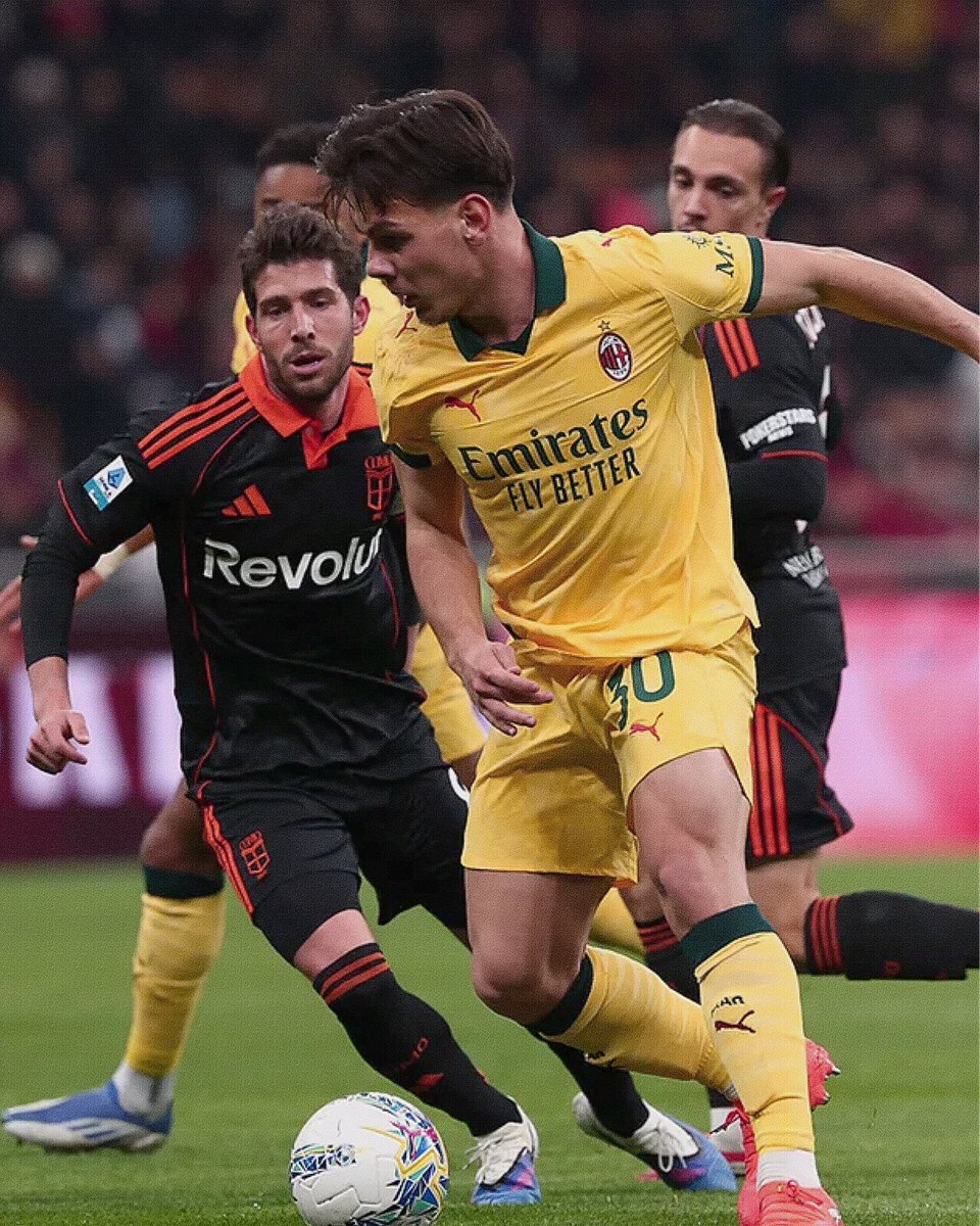 ilpallo's tweet photo. Termina 1-1 il recupero contro il #Como.
#Leao risponde nel secondo tempo al gol di #NicoPaz abile a sfruttare l'errore in disimpegno di #Maignan.
-7 dalla vetta 🔴⚫
#MilanComo #SerieA https://t.co/DmO2zjNvKO