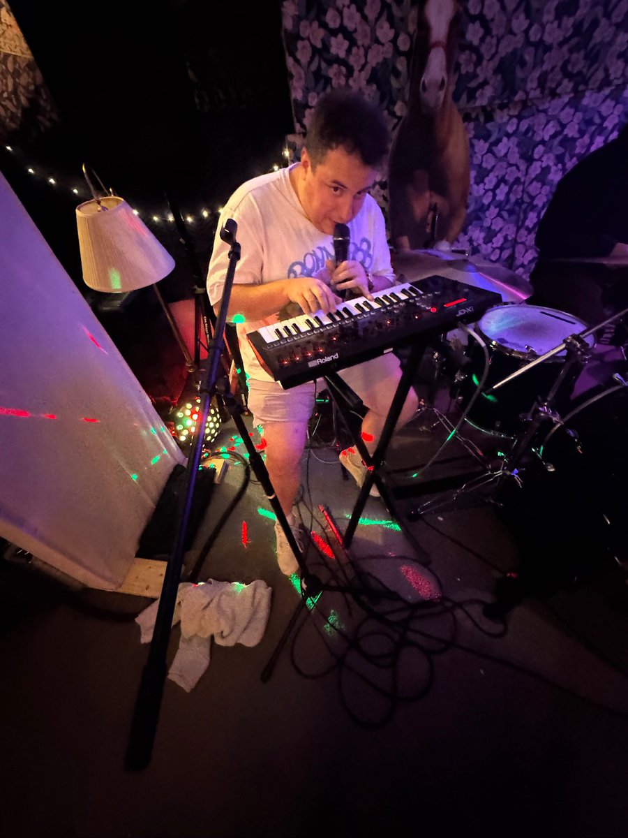 cozy throne tweet media