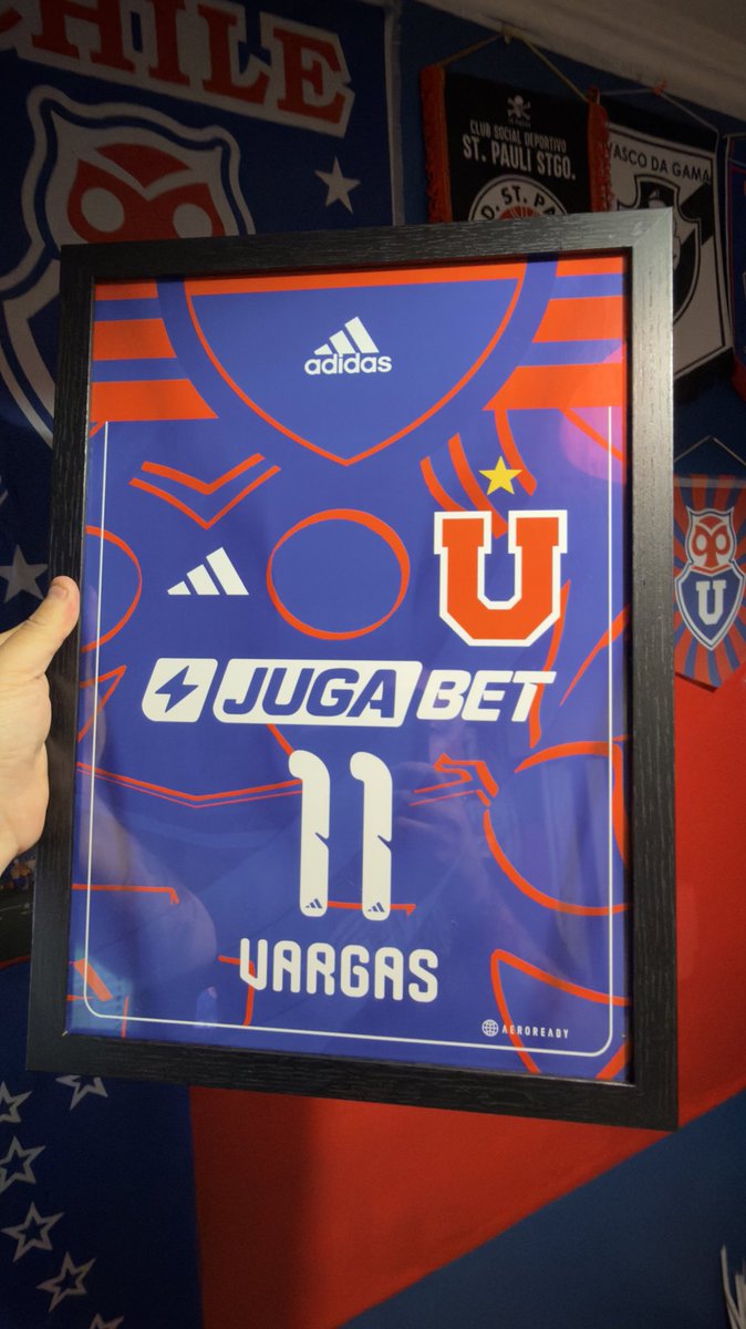 DPelao77's tweet photo. 💙❤️ La camiseta 2026 del Romántico Viajero ahora en versión cuadro para decorar tu pieza, oficina o rincón bullanguero.

🖼️ Medida: 29x42 cm (tamaño tipo A3)
💰 Valor: $10.000 c/u
📦 Impresión en alta calidad
🔥 Diseño limpio y listo para colgar https://t.co/CKSELKZMpN