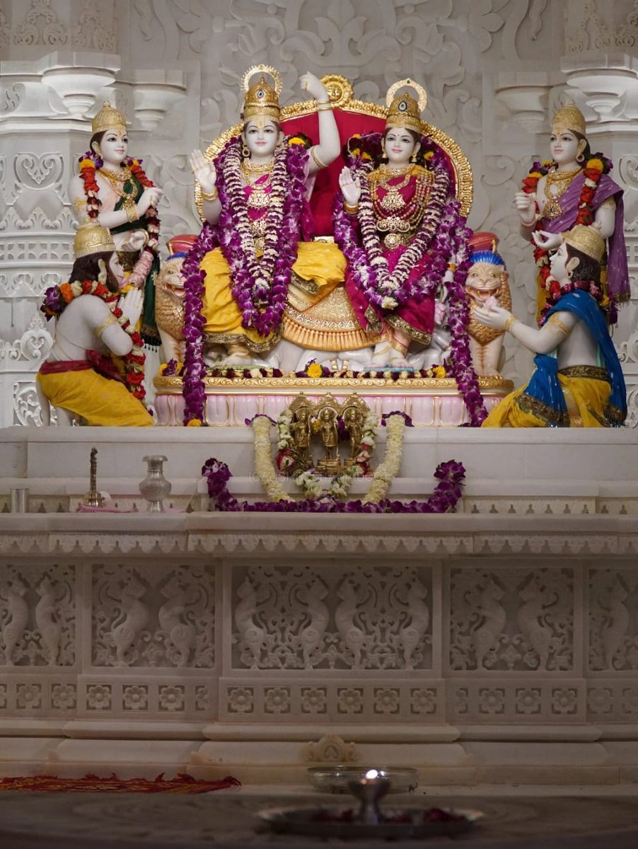 ShriAyodhya_'s tweet photo. सब कुछ भगवान का ही दिया हुआ है, पर इतना छुपकर दिया हुआ है कि वह हमें अपना ही मालूम देता है।

यदि मिला हुआ अपना होता, तो उस पर हमारा वश चलता, हम शरीर को मरने नहीं देते।

जय श्री सीताराम!! https://t.co/XegBNf3i7x