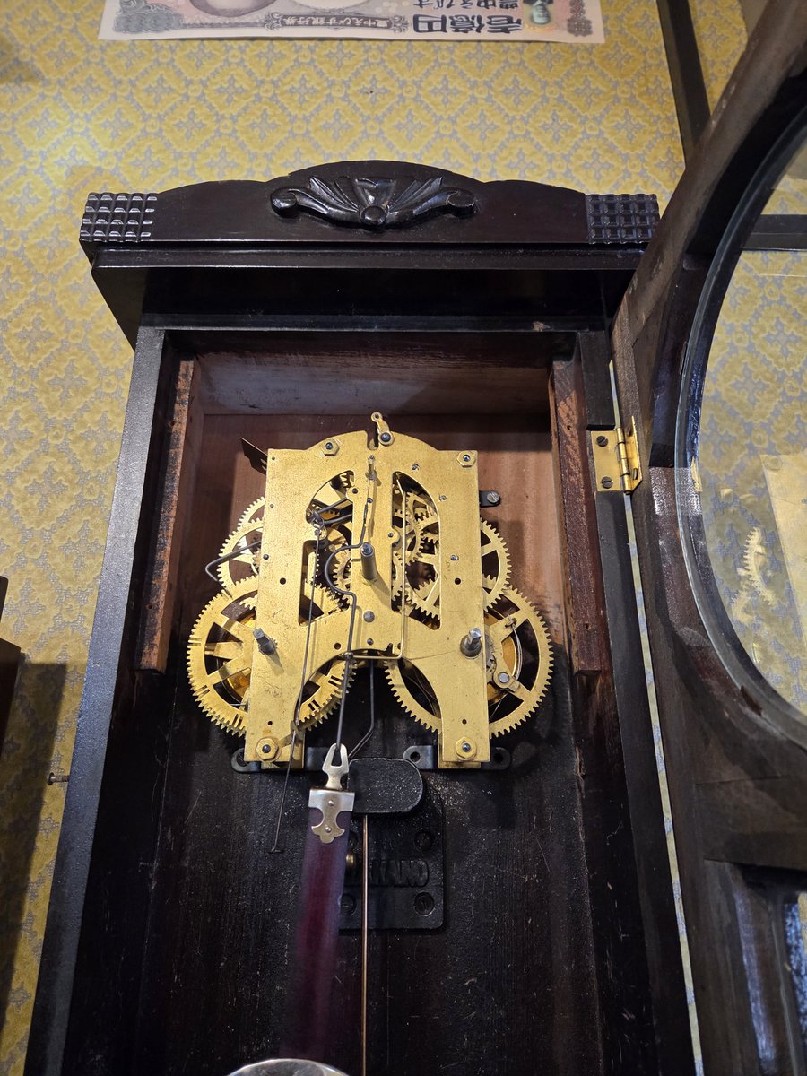 jam_watch_neko's tweet photo. 苦心してた振り子時計がようやく直りました！ドロッドロのガッタガタだったのですがようやくというところでして。まだあと4台あるので仕上げを急ぎませう https://t.co/gfOMUyFgLM