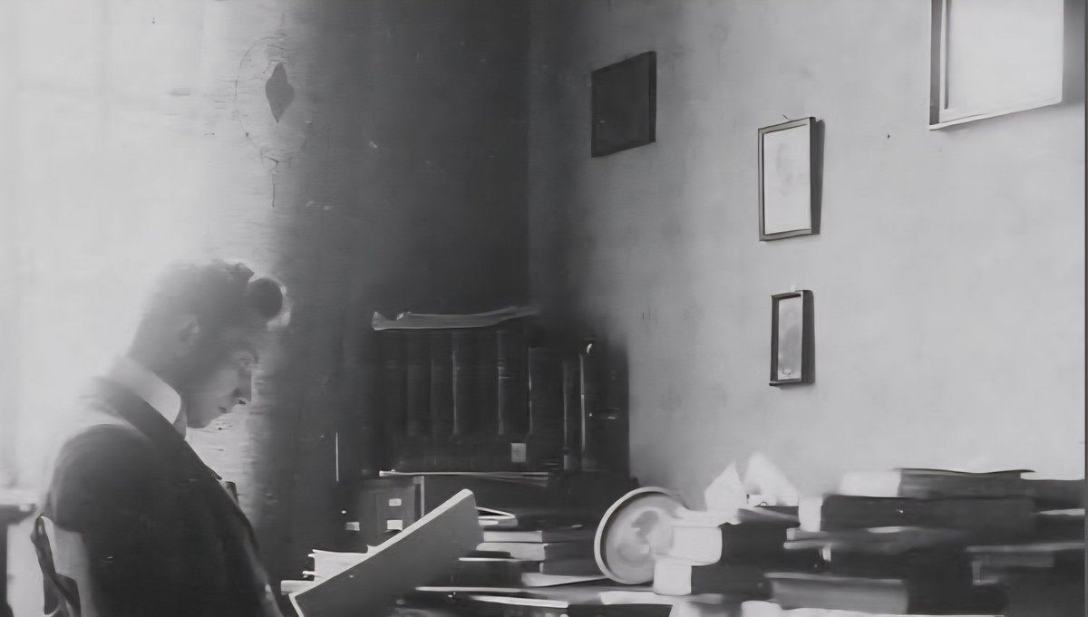 aufgehenderRest's tweet photo. A picture of a young Heidegger in his private study reading. https://t.co/taaHk9dBBd