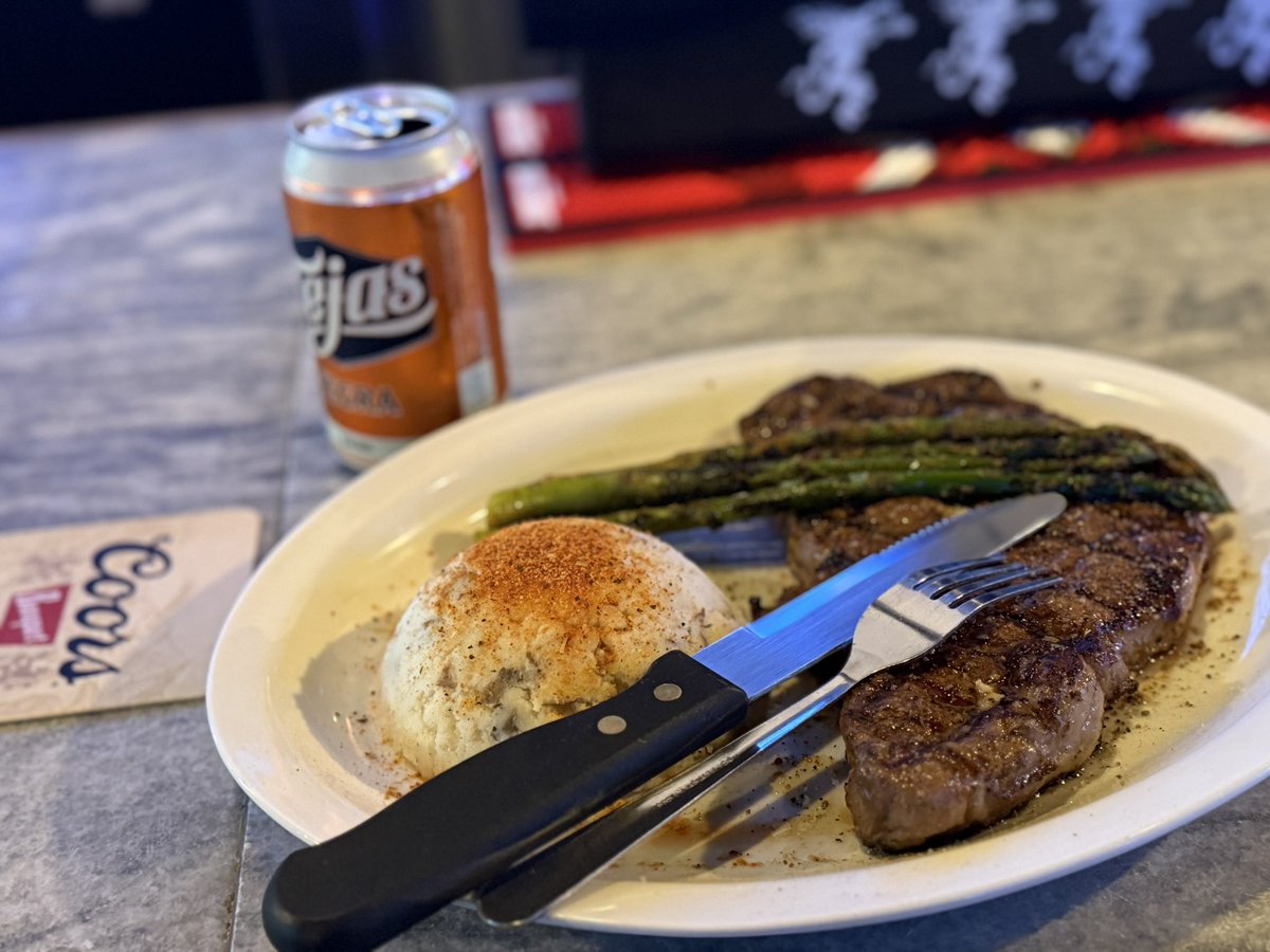 bobsubs's tweet photo. Birthday dinner @CobosQue #Steaknight or Fish! @ThatAstrosGirl put the pre workout down and grub on this! #bdayafterpartyfestival https://t.co/eIO2XgsHXs