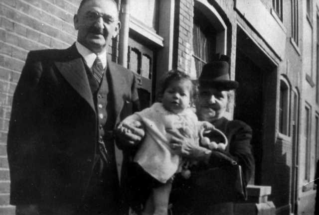 19 February 1940 | Dutch Jewish girl, Lieneke Hiegenlich, was born in Vlissingen.

She was deported to #Auschwitz from #Westerbork in September 1942. She was murdered in a gas chamber after arrival selection.
---

▶ The first two gas chambers near Auschwitz II-Birkenau: