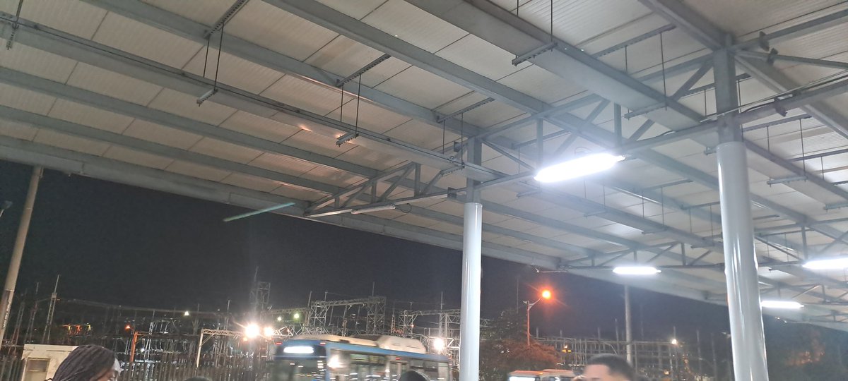 red_valle's tweet photo. @alejoeder,@METROCALI hace poco cambiaron e instalaron  nuevas luminarias de la terminal Andrés Sanín.Hoy ya hay unas malas en las bahías D4 - E3; Al igual que dos postes no le están funcionando las luminarias.Donde está la garantía de la obra? https://t.co/cs0xQGDiaB