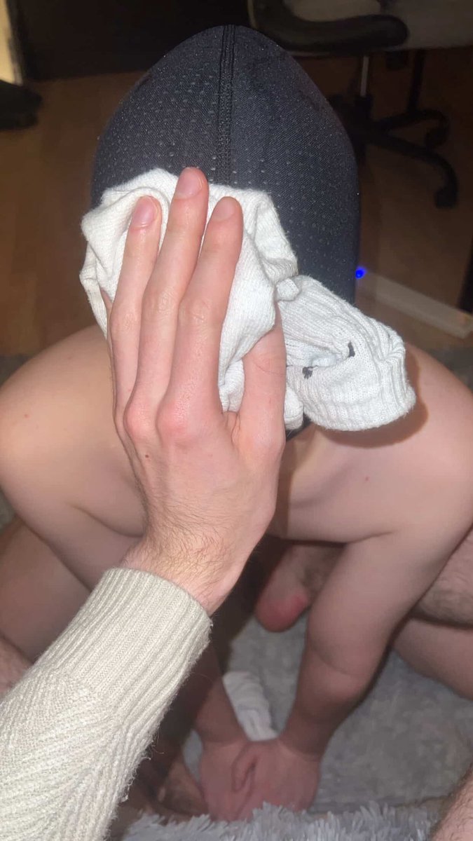 DingFootSub's tweet photo. Small Announcement: I’m going to be attending Darklands 2026! 😇

I’m super excited, can’t wait to meet lots of kinky peeps! 😈⛓️

I’m sure there’ll be lots of sweaty feet to worship, here’s an example of how I expect to be treated for my whole trip (courtesy of @DomJTwink): https://t.co/HrW3qhhNX4