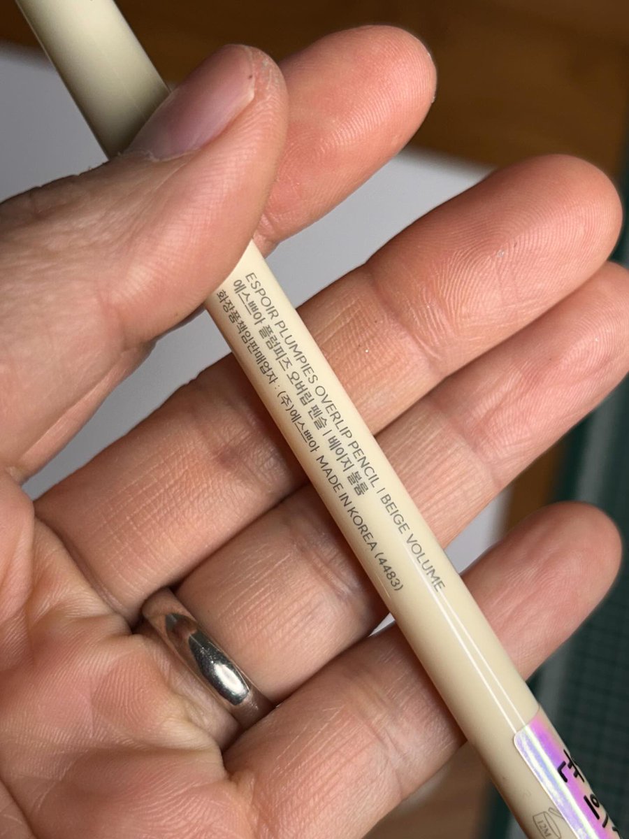 부두아 파티 신혜선 사라킴 메이크업 정보

파티장에 등장하던 모습에서는 섀도우의 발색을 조심스럽게 사용해서 분위기만 연출하는 정도였고 살인사건이 일어난 후부터는 섀도우가 번져가는 느낌으로 눈 앞머리부터 눈의 언더까지 조금더 짙은 섀도우의 느낌을 추가했습니다.