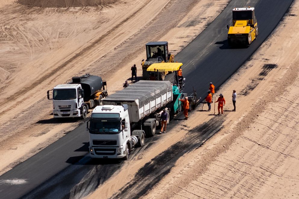 ManuelCalvoCba's tweet photo. Invertimos en infraestructura para integrar Córdoba y potenciar su desarrollo. Avanzamos con un plan vial histórico: 250 km de rutas nuevas y más de 310 km de rehabilitación en toda la provincia, con obras en los cuatro puntos cardinales que mejoran la conectividad, fortalecen la producción, impulsan el turismo y generan empleo.

Circunvalaciones, autovías y rutas estratégicas que aportan más seguridad vial, mejor logística y más oportunidades para cada región. Un Estado presente que planifica, ejecuta y transforma realidades, uniendo localidades, impulsando economías regionales y garantizando igualdad de oportunidades.

Gobernar es invertir, hacer y estar cerca. Así construimos una Córdoba más integrada, productiva y con futuro.