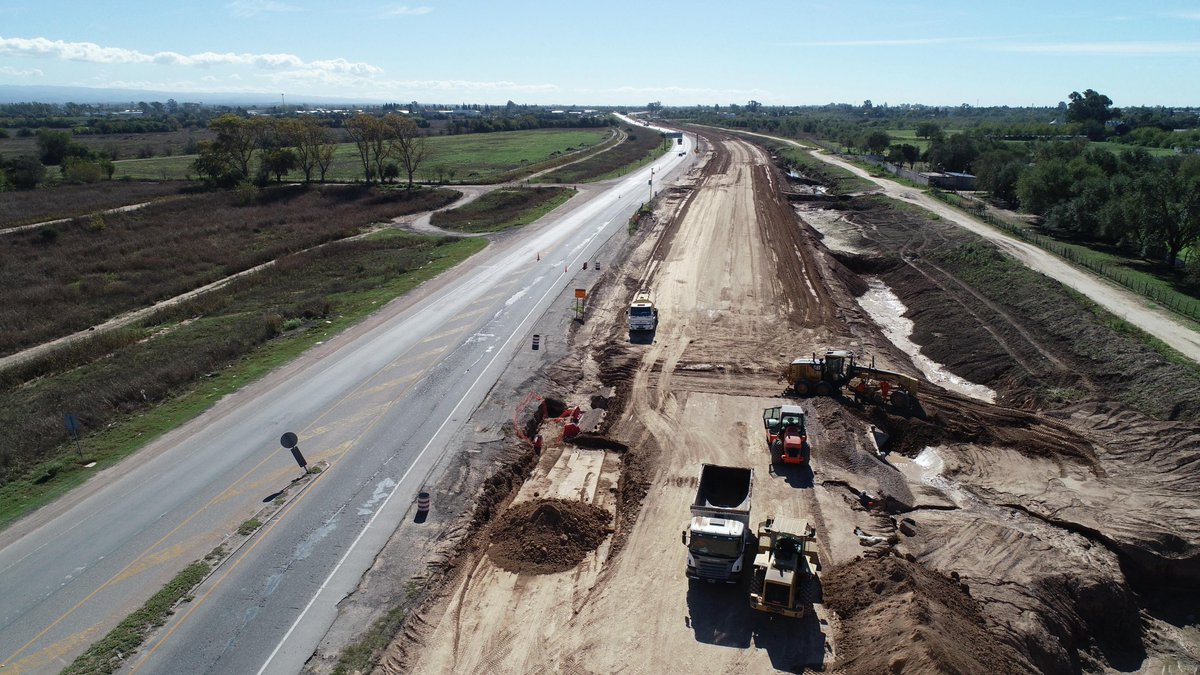 ManuelCalvoCba's tweet photo. Invertimos en infraestructura para integrar Córdoba y potenciar su desarrollo. Avanzamos con un plan vial histórico: 250 km de rutas nuevas y más de 310 km de rehabilitación en toda la provincia, con obras en los cuatro puntos cardinales que mejoran la conectividad, fortalecen la producción, impulsan el turismo y generan empleo.

Circunvalaciones, autovías y rutas estratégicas que aportan más seguridad vial, mejor logística y más oportunidades para cada región. Un Estado presente que planifica, ejecuta y transforma realidades, uniendo localidades, impulsando economías regionales y garantizando igualdad de oportunidades.

Gobernar es invertir, hacer y estar cerca. Así construimos una Córdoba más integrada, productiva y con futuro.