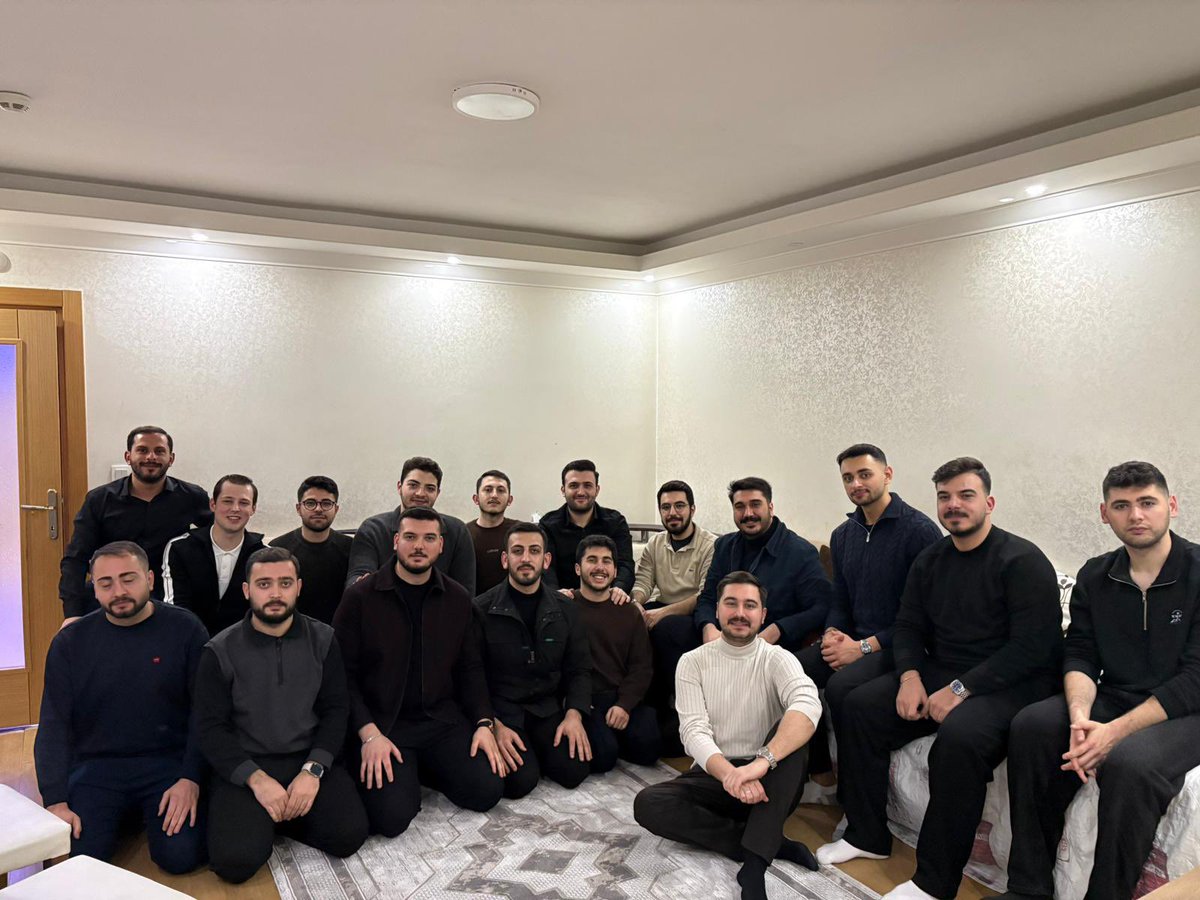 İlk sahurun bereketini, öğrenci arkadaşlarımızla paylaşıyoruz. 📸

Rabbim tutacağımız oruçları kabul eylesin. Hayırlı Ramazanlar🌙